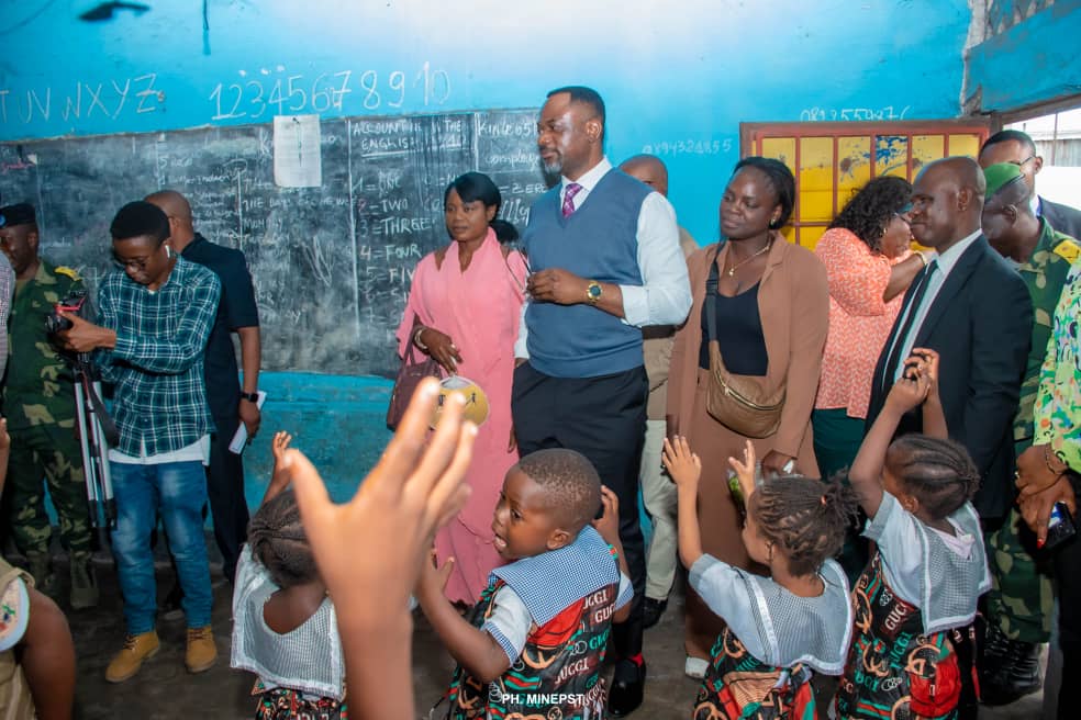 Après un constat amer fait lors de sa visite, Tony Mwaba décide de réhabiliter les 5 écoles primaires du camp Lufungula et de doter la Force Navale d’une école moderne