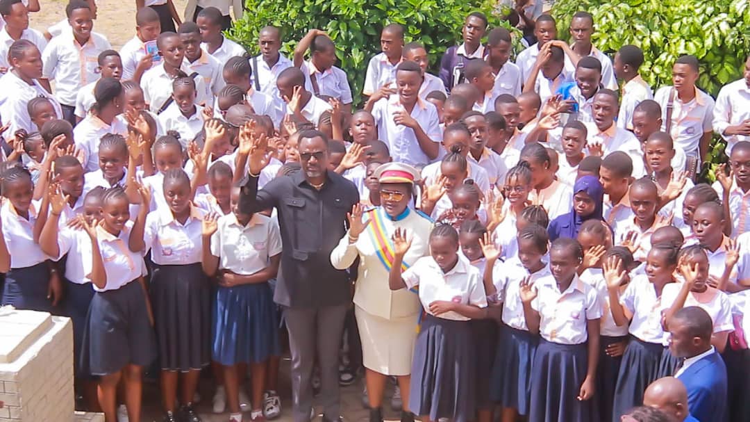 Kongo-Central : Tony Mwaba s’enquiert des conditions d’apprentissage des élèves