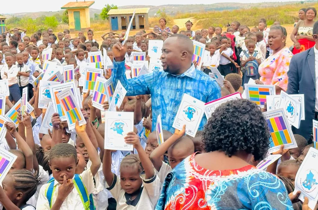 Kongo central 2 : L’ UNICEF dote les élèves de Ntuadisi et Kinzolani de nouveaux kits scolaires