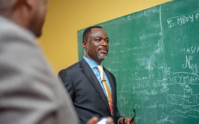 Réhabilitation des écoles officielles : Tony Mwaba clôture l’étape de Kinshasa par l’inauguration du Lycée Technique Professionnel de Matonge