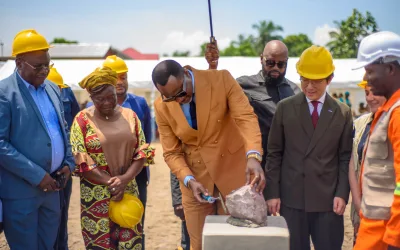 Kinshasa-Plateau : Tony Mwaba pose la première pierre de construction de 10 écoles et 2 salles polyvalentes 